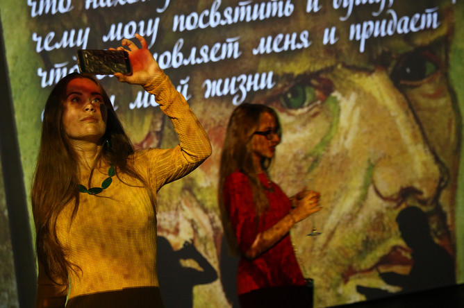 Посетители на мультимедийной выставке «Ван Гог: 125 лет вдохновения» в центре дизайна Artplay