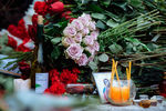Цветы и свечи у посольства Франции в Москве