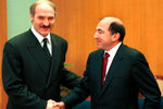 Исполнительный секретарь СНГ Борис Березовский во время встречи с президентом Белоруссии Александром Лукашенко, 1998 год