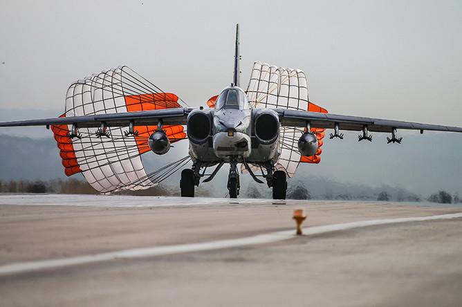 Посадка бронированного дозвукового штурмовика Су-25 на аэродром авиабазы Хмеймим