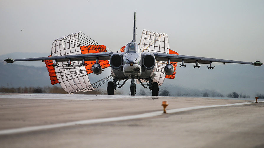Посадка бронированного дозвукового штурмовика Су-25 на&nbsp;аэродром авиабазы Хмеймим