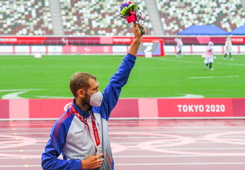 Российский легкоатлет Александр Работницкий, завоевавший серебряную медаль в беге на 1500 метров на Паралимпиаде в Токио
