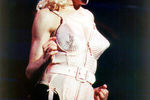 Мадонна во время выступления в рамках своего тура Blonde Ambition в Филадельфии, 1990 год. Знаменитые конусообразные бюстгальтеры для певицы придумал дизайнер Жан Поль Готье