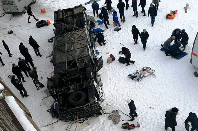 На месте ДТП с автобусом, упавшим в реку с моста на 60-м км автодороги Могойтуй - Сретенск - Олочи, 1 декабря 2019 года