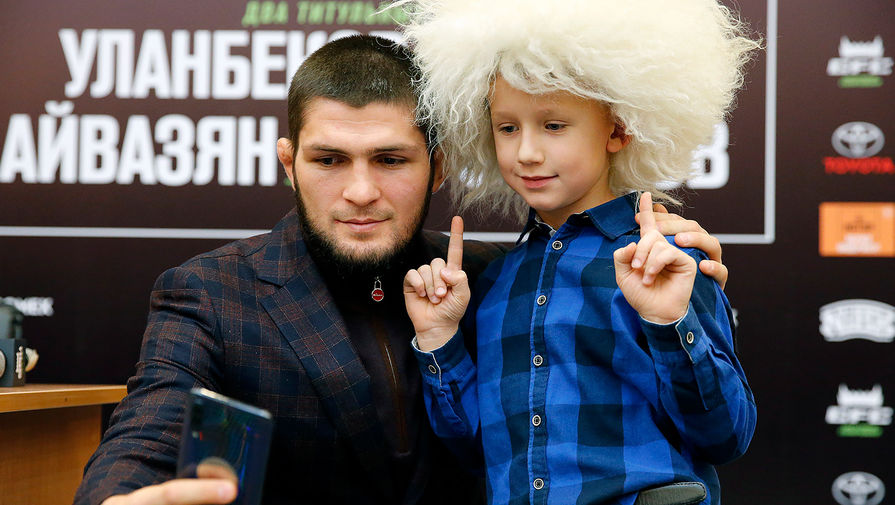 Хабиб Нурмагомедов фотографируется с болельщиком после пресс-конференции накануне чемпионата Gorilla Fighting Championship в Краснодаре, 2019 год