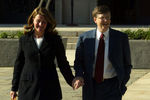 Мелинда и Билл Гейтс после заседания суда по делу Microsoft в Вашингтоне, 2002 год