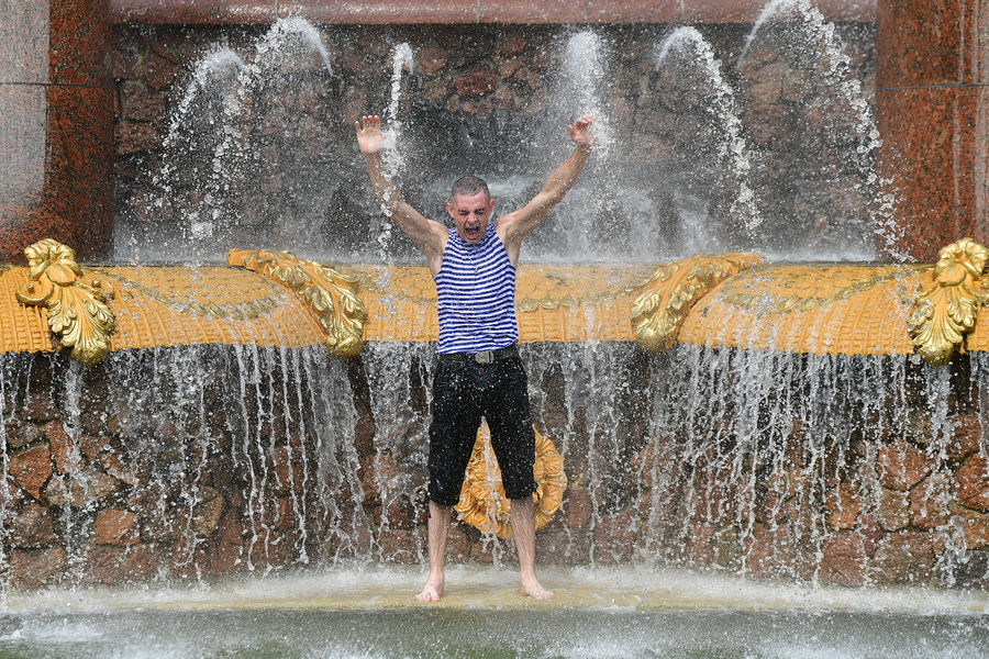 Мужчина во время празднования Дня ВДВ на&nbsp;ВДНХ в&nbsp;Москве, 2 августа 2021 года