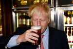 Премьер-министр Великобритании Борис Джонсон с бокалом пива в одном из пабов Лондона, 2019 год