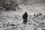 A woman walks on debris at the site of a U.S. strike in Sanaa, Yemen March 24, 2025. REUTERS/Khaled Abdullah TPX IMAGES OF THE DAY
Женщина среди руин на месте удара США в Сане, Йемен, 24 марта 2025 года