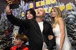 Юный актер Матвей Якубов и актеры Наталья Бочкарева, Гоша Куценко и Вера Брежнева (слева направо) на премьере заключительной части новогоднего альманаха «Елки последние» в кинотеатре «Октябрь» в Москве, 17 декабря 2018 года
