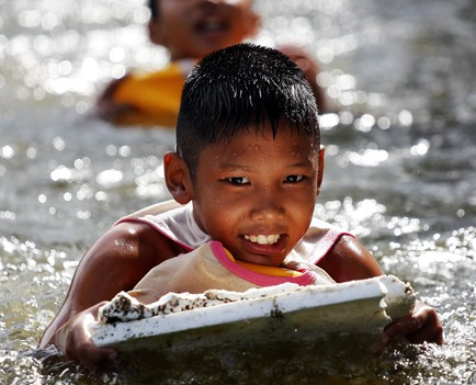 Дети играют на затопленных улицах Бангкока