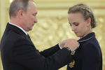 Владимир Путин и олимпийская чемпионка по синхронному плаванию Мария Шурочкина