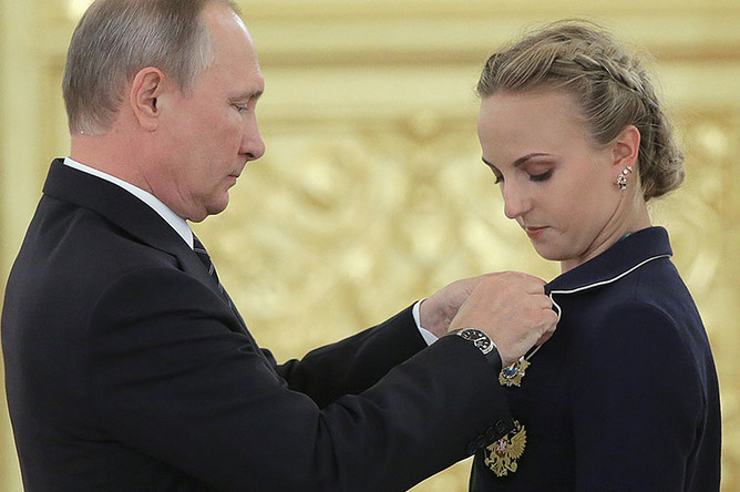 Владимир Путин и олимпийская чемпионка по синхронному плаванию Мария Шурочкина