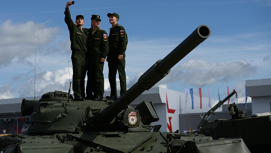 Военнослужащие фотографируются на фоне образцов военной техники в открытой экспозиции на Международном военно-техническом форуме «Армия-2016»