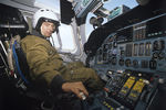 Пилот в кабине сверхзвукового стратегического бомбардировщика Ту-160, 1991 год