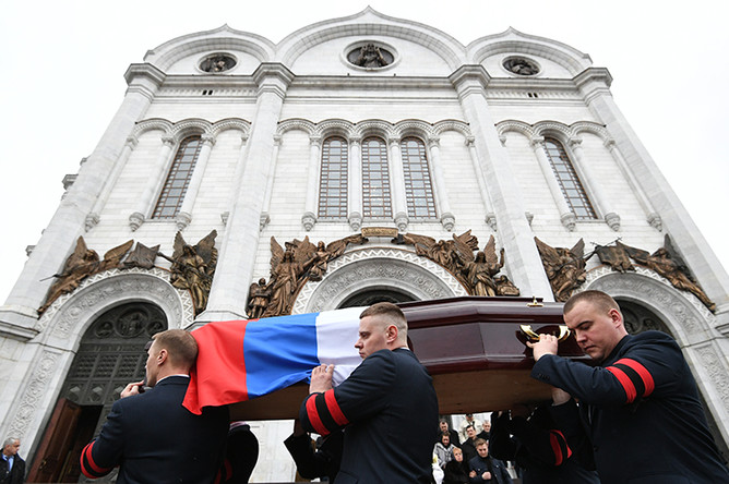 Траурная процессия у храма Христа Спасителя, где прошло отпевание посла РФ в Турции Андрея Карлова