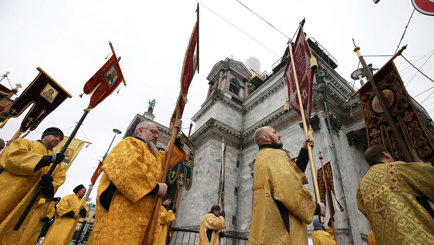 Участники крестного хода около Исаакиевского собора. Санкт-Петербург. 12 февраля 2017 года
