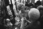 Супруга президента США Патриция Никсон во время посещения Государственного универсального магазина, 24 мая 1972 года