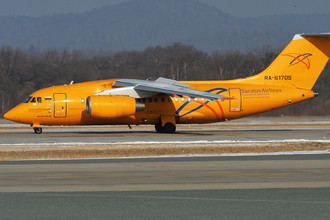 Самолет Ан-148-100В авиакомпании «Саратовские авиалинии» в аэропорту Владивостока, февраль 2018 года