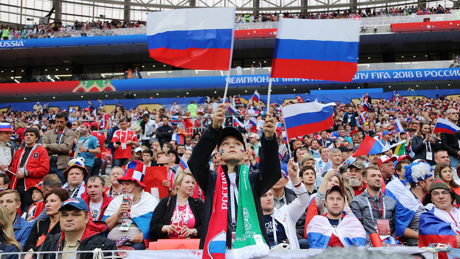 Болельщики перед началом матча между сборными России и Саудовской Аравии в рамках Чемпионата мира по футболу в Москве, 14 июня 2018 года