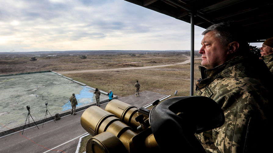 Президент Украины Петр Порошенко во время тактических учений десантно-штурмовых войск в Житомирской области, 21 ноября 2018 года