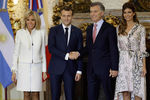 Президент Аргентины Маурисио Макри (второй справа) и его супруга Хулиана Авада
приветствуют президента Франции Эммануэля Макрона с супругой Брижит