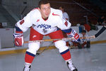 Член сборной команды России по хоккею, правый нападающий Александр Могильный выступает за клуб «Ванкувер Кэнакс», 1969 год