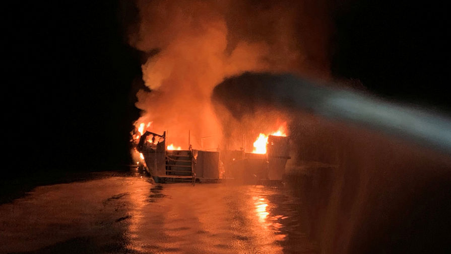 Тушение пожара на корабле у берегов Калифорнии, 2 сентября 2019 года