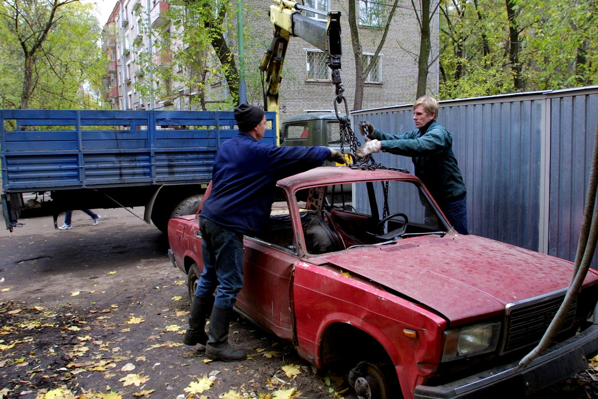 Коммунальные службы проводят рейды по автохламу во дворах - Газета.Ru