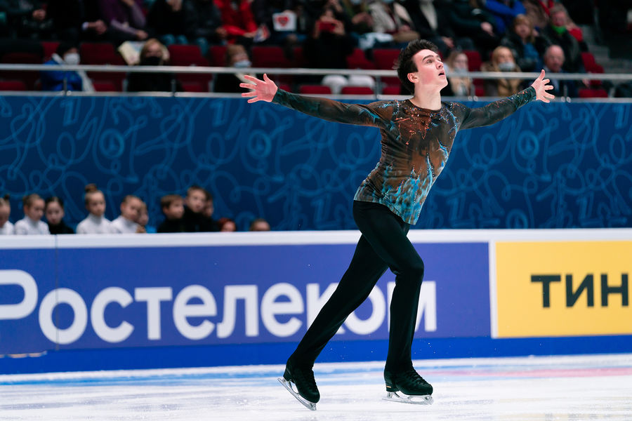 Макар Игнатов выступает с короткой программой на чемпионате России — 2022
