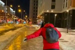 Житель города едет по одной из улиц Санкт-Петербурга на коньках, 15 января 2022 года
