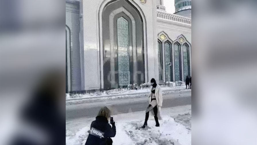 Рядом с мечетью в Москве устроили откровенную фотосессию