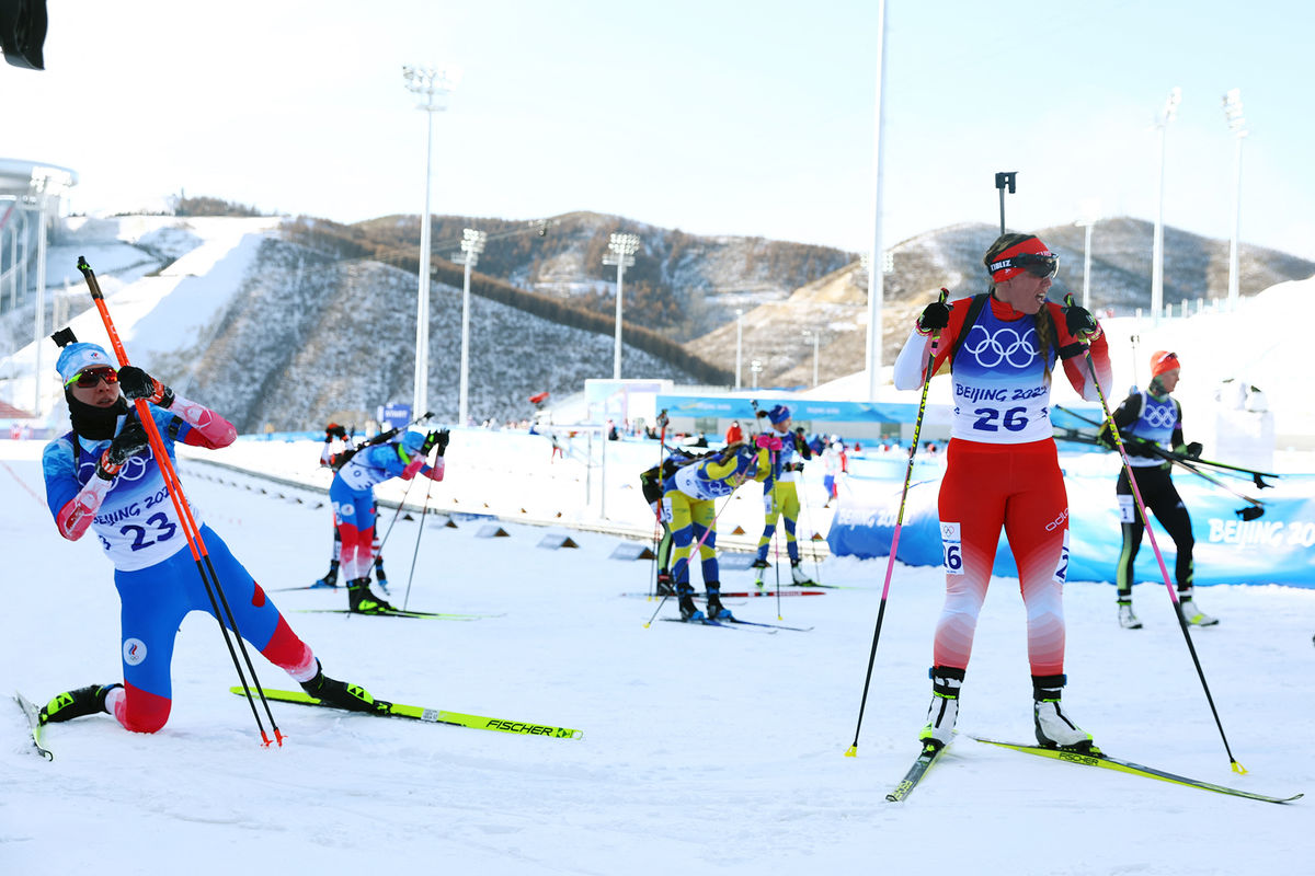 Биатлон 18 ноября. Биатлон масс старт женщины. Чемпион России по биатлону. Масс старт биатлон олимпиада. Зимние игры биатлон масс старт 12 5.