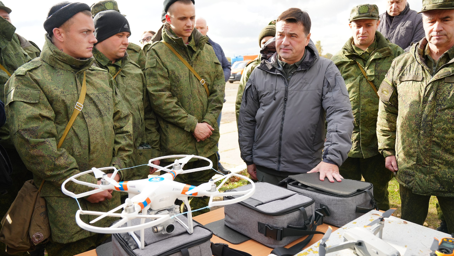 Воробьев передал новые квадрокоптеры мобилизованным, проходящим подготовку в Серпухове