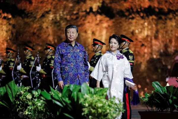 Президент Китая Си Цзиньпин с&nbsp;женой Пэн Лиюань перед&nbsp;приветственным ужином во время саммита лидеров G20 на&nbsp;Бали, Индонезия, 15&nbsp;ноября 2022&nbsp;года
