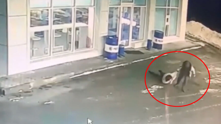 В Оренбурге мужчина затолкал девушку в багажник и увез в неизвестном направлении