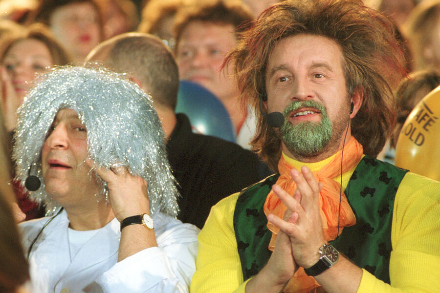 Актеры Геннадий Хазанов и Леонид Ярмольник среди зрителей на&nbsp;церемонии закрытия Всемирной театральной олимпиады, 2001&nbsp;год 