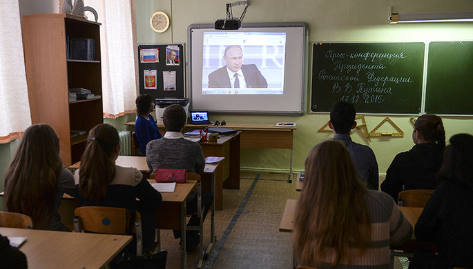 Ученики Калиновской средней школы Свердловской области смотрят телетрансляцию одиннадцатой большой...
