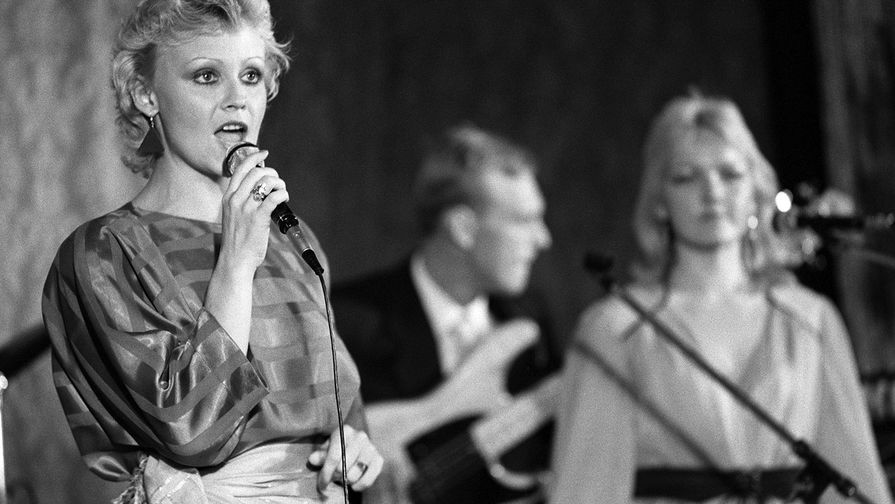 Эстонская эстрадная певица, заслуженная артистка ЭССР Анне Вески во время концерта в&nbsp;поселке Куанда, 1984 год