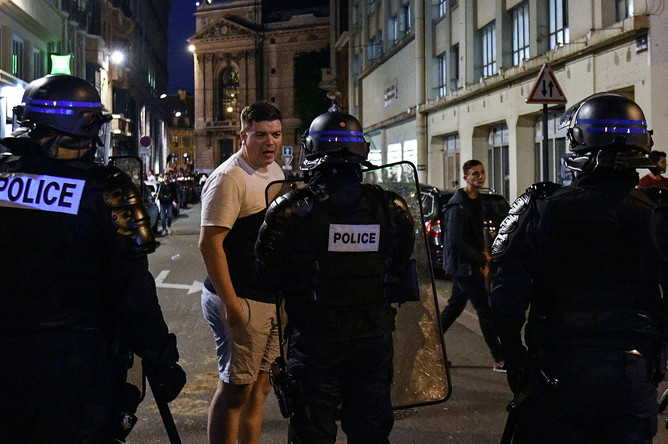Сотрудники полиции общаются с болельщиками на одной из улиц Лилля
