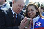 Владимир Путин и Аделина Сотникова после церемонии закладки аллеи Победителей в Олимпийском парке XXII зимних Олимпийских игр