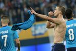 Игрок «Зенита» Александр Кокорин радуется забитому мячу во втором матче раунда плей-офф Лиги Европы
