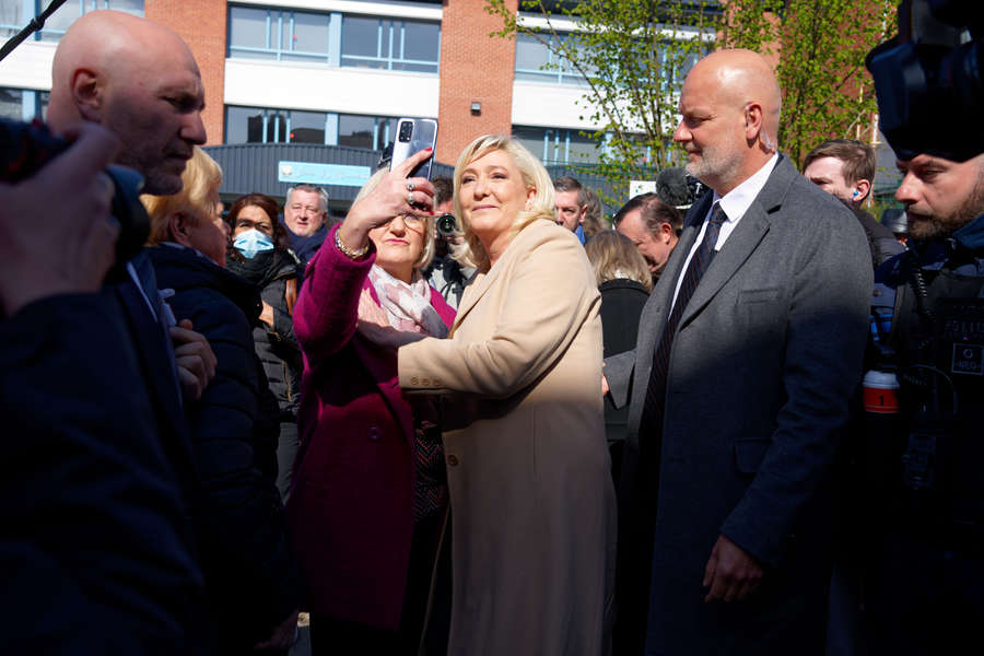 Марин Ле Пен со своими сторонниками после голосования в первом туре президентских выборов во Франции, 10 апреля 2022 года