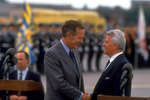 Леонид Кравчук приветствует Джорджа Буша-старшего в аэропорту «Борисполь», Киев, 1991 год