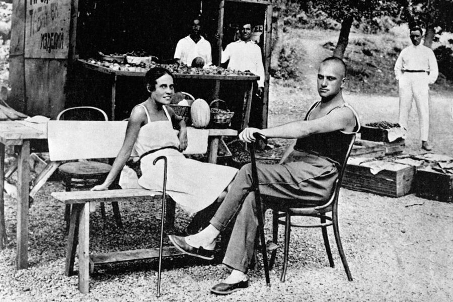 Владимир Маяковский и Лиля Брик на отдыхе в Крыму, 1926 год
