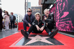 Участники рок-группы Green Day Билли Джо Армстронг, Майк Дернт и Тре Кул во время церемонии получения звезды на голливудской «Аллее славы», 1 мая 2025 года