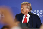 Президент США Дональд Трамп во время пресс-конференции с президентом РФ Владимиром Путиным на военной базе Эльмендорф, Аляска, 16 августа 2025 года