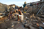 Женщина с ребенком в своем разрушенном доме. Жереми, Гаити