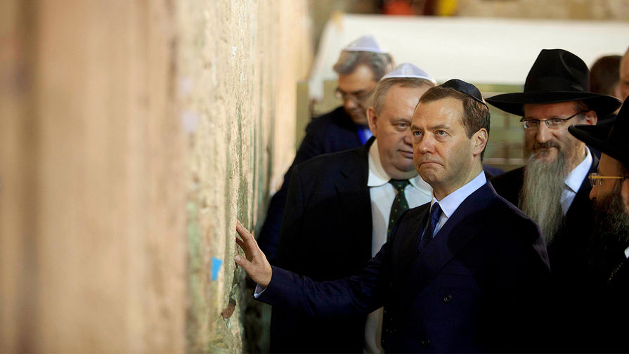 Дмитрий Медведев в&nbsp;традиционной еврейской ермолке (кипе) рядом со Стеной Плача в&nbsp;Иерусалиме, 2016&nbsp;год
