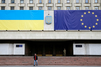 Флаги ЕС и Украины на здании Киевской областной госадминистрации, май 2017 года